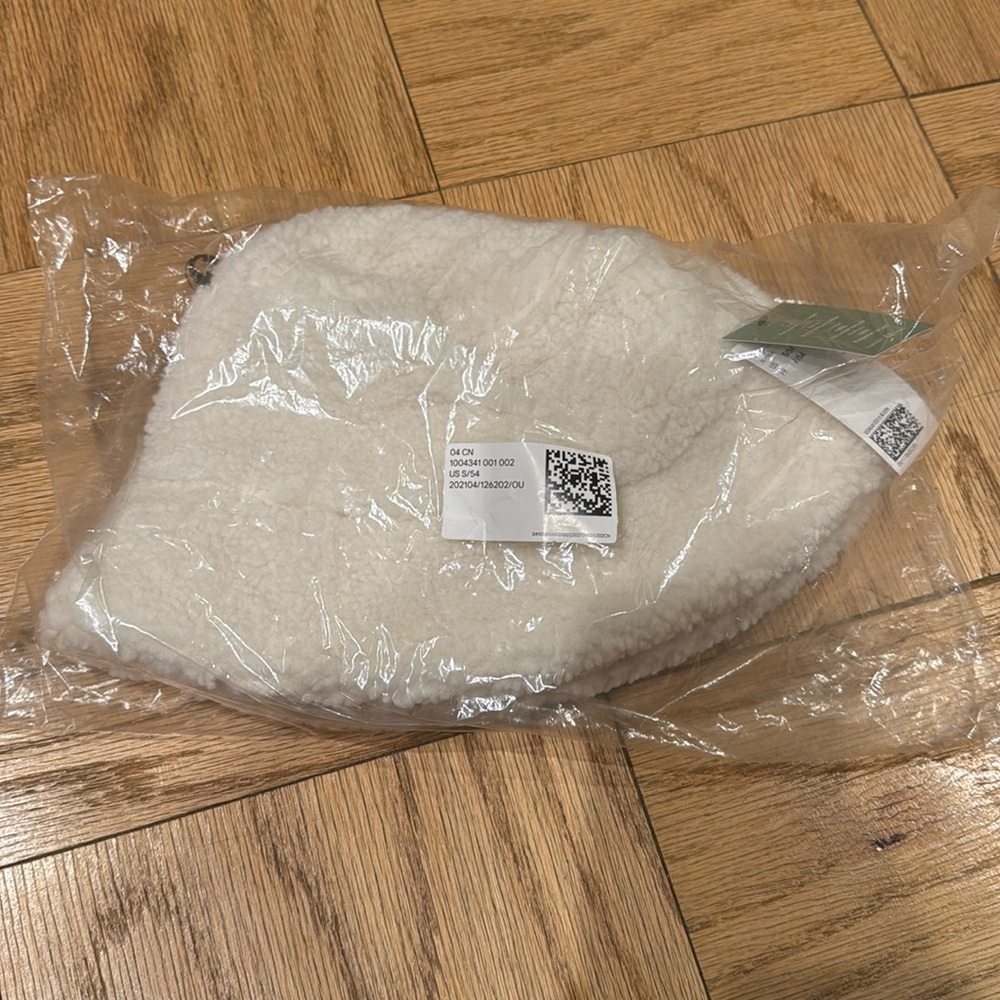 H&M white sherpa bucket hat